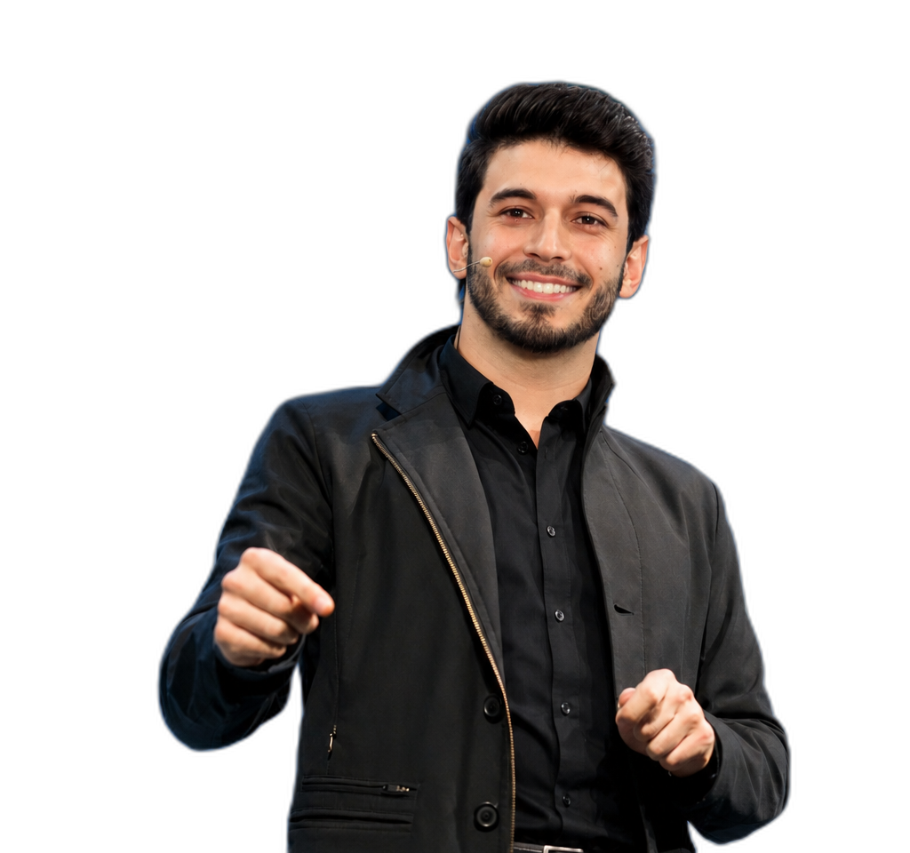 Emerson Levi sorrindo e apontando para a câmera